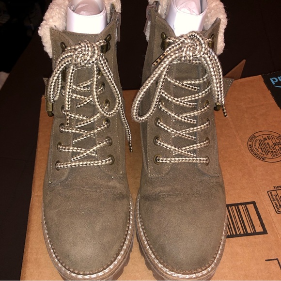 Universal Thread Lace Up Boots - Picture 3 of 15